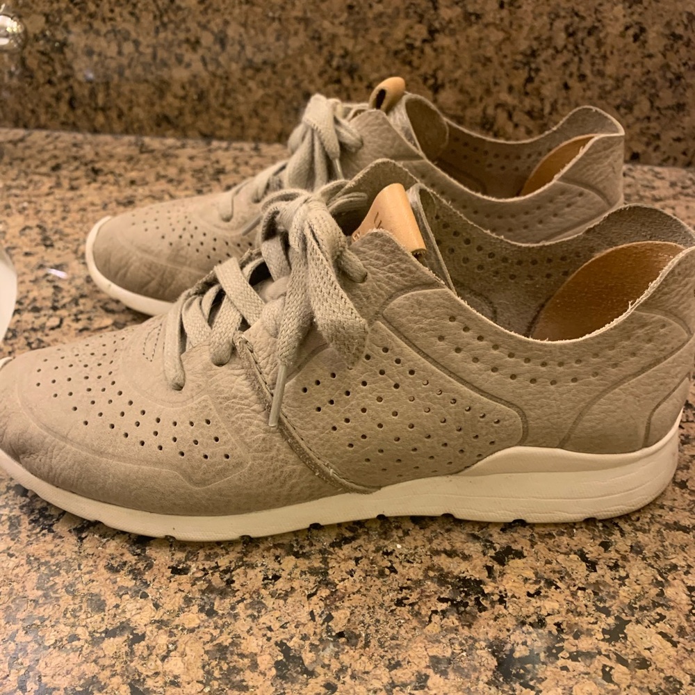 Ugg Tye Sneakers, size 7